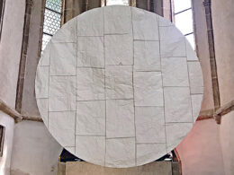 Installation_von_Margit_Pfluegl_in_der_Kalvarienbergkirche_St__Peter_bei_Freistadt_-26_26_Installation-gross-mitte