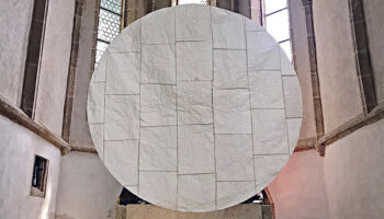 Installation_von_Margit_Pfluegl_in_der_Kalvarienbergkirche_St__Peter_bei_Freistadt_-26_26_Installation-gross-mitte